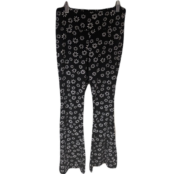 No Boundaries Flower Flared Leg Leggings - Picture 2 of 3